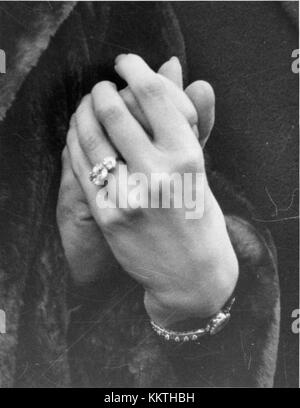 Prinzessin Margarets Verlobungsring, entworfen von Antony Armstrong-Jones im Jahr 1960, zeigt einen zentralen Rubin, umgeben von Diamanten, die an eine Rosenknospe erinnern und ihren zweiten Vornamen Rose symbolisieren. Stockfoto