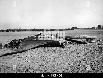 Dieses Bild zeigt ein de Havilland Vampire-Jet-Flugzeug, das bei einem Unfall schwer beschädigt wurde. Das Flugzeug, einst ein prominenter britischer Jet, ist nach dem Absturz in Trümmern, wobei die Wrackteile die Schwere des Aufpralls anzeigen. Stockfoto