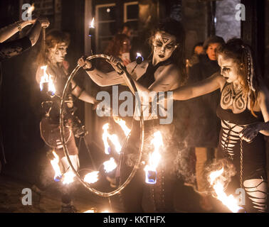 Altstadt von Edinburgh wird übernommen von beltane Feuer Gesellschaft für samhuinn Fire Festival 2017 Mit: Heiden wo: Edinburgh, Großbritannien Wann: 31 Okt 2017 Credit: euan Kirsche/wenn.com Stockfoto