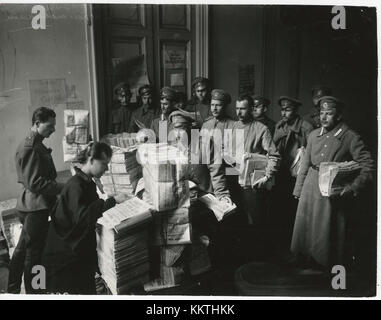 Der Vertrieb der Zeitung Izvestia im Tauridenpalast in St. Petersburg, Russland, spiegelt einen bedeutenden historischen Moment wider. Der Palast, einst ein Drehkreuz für politische Aktivitäten, wurde zu einem Zentrum für revolutionäre Aktivitäten und war ein wichtiger Ort während der Russischen Revolution. Die Zeitung Izvestia spielte eine entscheidende Rolle bei der Verbreitung von Informationen während dieser Periode der Geschichte. Stockfoto