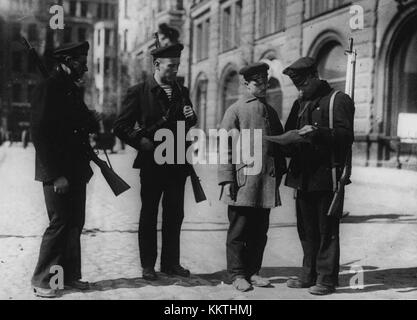 Foto, das das politische Klima und die Rolle der Roten Garde bei der Durchsetzung ideologischer Reinheit während der 1960er Jahre unterstreicht Stockfoto