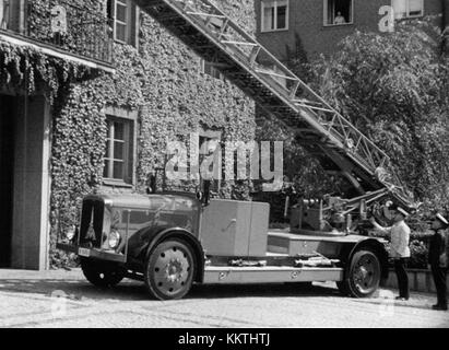 Ein Feuerwehrauto mit einer Drehleiter 391749504977 Stockfoto