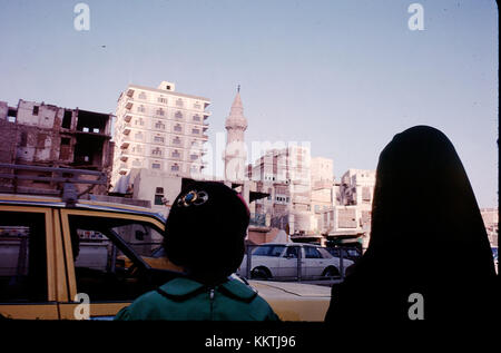 Dieses Bild bezieht sich auf eine Reise nach Jeddah in den 1970er Jahren, bei der möglicherweise die Peanuts-Comic-Charaktere in einem Werbe- oder Kulturkontext involviert waren. Das Bild zeigt eine Momentaufnahme von Dschidda, einer Saudi-arabischen Stadt während dieser Zeit, zusammen mit den Peanuts-Charakteren. Stockfoto