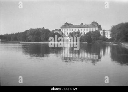Der Palast Drottningholm, der sich in der Nähe von Stockholm, Schweden befindet, ist ein UNESCO-Weltkulturerbe und einer der am besten erhaltenen Königspaläste der Welt. Es dient als offizielle Residenz der schwedischen Königsfamilie. Die Architektur spiegelt eine Mischung aus Renaissance, Barock und klassischem Stil wider, was sie zu einem bedeutenden kulturellen und historischen Wahrzeichen macht. Stockfoto