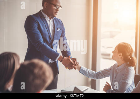 Zwei Geschäftsleute die Hände schütteln, die sich für Treffen. Viel Konzept Stockfoto