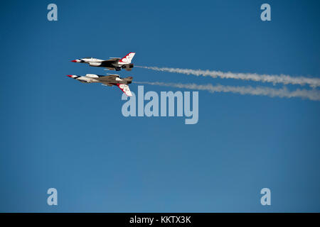 USAF F-16 Thunderbirds Durchführen einer Reflexion Pass bei Gowen Thunder Air Show am 14. Oktober 2017 Stockfoto