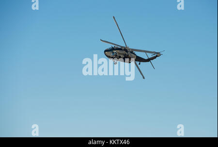 Sikorsky UH-60 Black Hawk Helikopter im Flug bei Gowen Donner Airshow am 14. Oktober 2017 Stockfoto