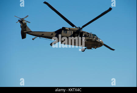 Sikorsky UH-60 Black Hawk Helikopter im Flug bei Gowen Donner Airshow am 14. Oktober 2017 Stockfoto