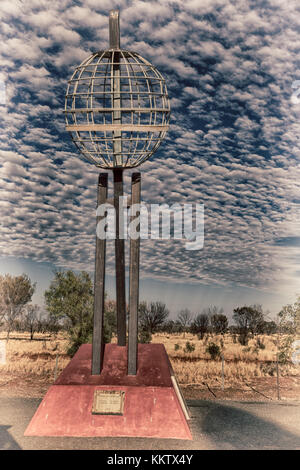 In Australien das Denkmal des Wendekreises des Steinbocks und Wolken Stockfoto