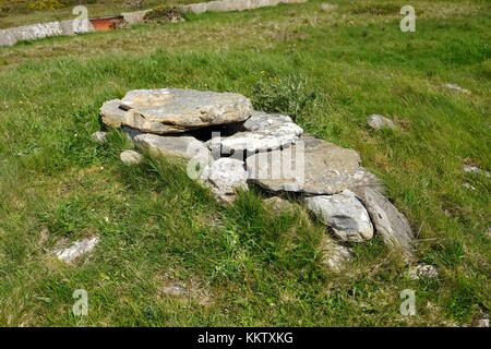 Cnoc freiceadain 5000 Jahr gekammert Cairns, Thurso, caithness, Schottland. entlang der Länge der Süden Cairn von Stone cist am West End Stockfoto