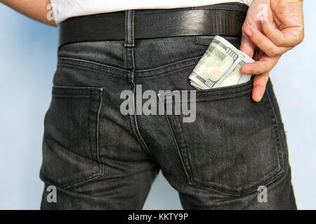 Mann Hand ist, Geld in der Tasche. täglichen Ausgaben. Spesen. einfach Geld. Stockfoto