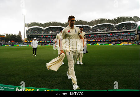 Der Engländer Chris Woakes Spaziergänge durch während des Tages eine der Asche Test Match am Adelaide Oval, Adelaide zu regnen. Stockfoto