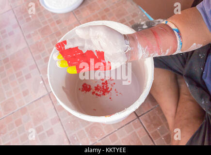 Farbe mischen, Hand mit roten Farben gemischt, Maler von Hand mit Farbe gemischt, lackiert in die Arbeit (wählen Sie Fokus Hand): Hände zählen Zahl fiv Stockfoto