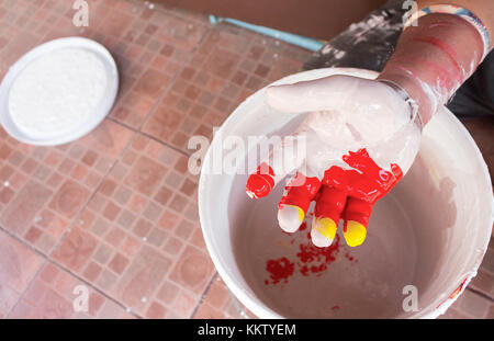 Farbe mischen, Hand mit roten Farben gemischt, Maler von Hand mit Farbe gemischt, lackiert in die Arbeit (wählen Sie Fokus Hand): Hände zählen Zahl fiv Stockfoto