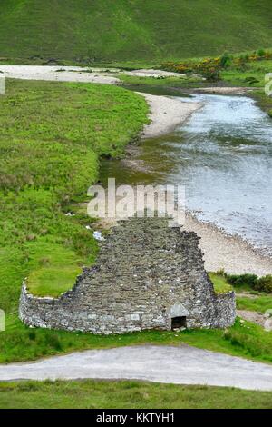 Dun Dornaigil Iron Age Broch befestigte Siedlung steht noch bis zu 7 Meter hoch am Strathmore River in Sutherland, Schottland Stockfoto