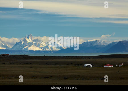 Mount Fitz Roy, Lago Viedma, und Bauernhaus, Patagonien, Argentinien, Südamerika Stockfoto