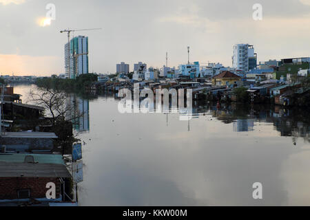 Riverside Wohngebiet an EHo-Adresse Chi Minh Stadt, Gruppe der temporären Haus, das Downgrade von Blech, Red brick wall, schlechte Häuser Gefahr in der Nähe von Fluss Stockfoto