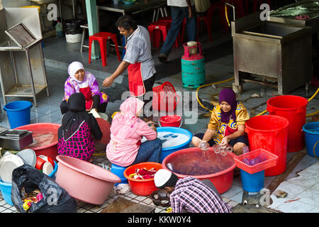 Überfüllten Markt in Kuala Lumpur mit einer Menge Leute Stockfoto