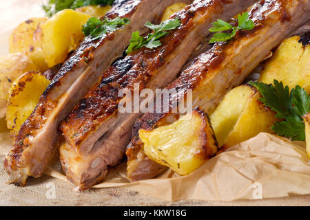 Vorbereitet Beef Ribs bbq Sauce und gebackene Kartoffeln Stockfoto