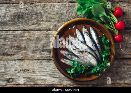 Raw roch Fische auf hölzernen Hintergrund mit Leerzeichen Stockfoto