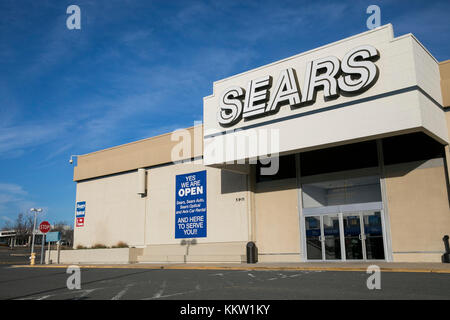 Ein Logoschild vor einem Sears-Geschäft in Alexandria, Virginia am 26. November 2017. Am STILL-Einsatzort befindet sich ein Banner mit der Aufschrift „Y Stockfoto