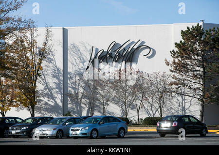 Ein Logoschild vor einem Lord & Taylor Einzelhandelsgeschäft in Fairfax, Virginia am 26. November 2017. Stockfoto