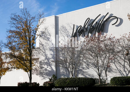 Ein Logoschild vor einem Lord & Taylor Einzelhandelsgeschäft in Fairfax, Virginia am 26. November 2017. Stockfoto