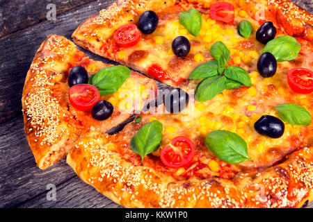 Selektiver Fokus auf das Segment der vegetarische Pizza mit Käse und Gemüse Stockfoto