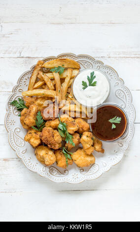 Serviert mit Fried Chicken Nuggets und Pommes Frites, von oben Stockfoto