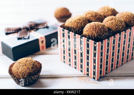 Süße Pralinen Paket in der Box, selektiven Fokus Stockfoto