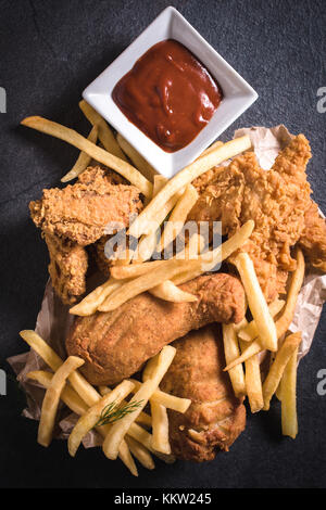 Traditionelle amerikanische Küche, gebratenes Huhn Fleisch und Pommes Frites Stockfoto