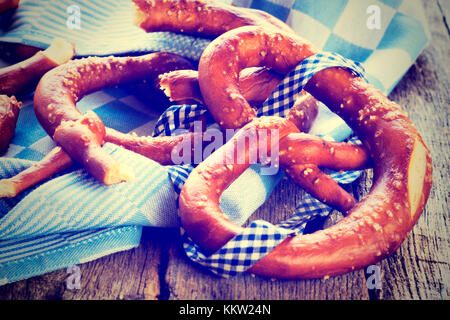 Traditionelle deutsche Brezeln auf dem hölzernen Hintergrund. selektive Fokus in der Mitte des vorderen Brezel Stockfoto