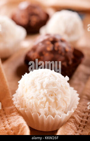 Weiß Belgien süßen Pralinen mit Kokosnüssen Stockfoto