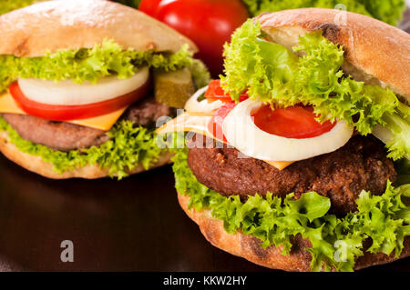 Selektiver Fokus auf Cheeseburger auf der rechten Seite Stockfoto