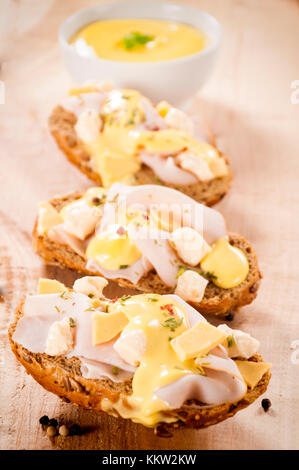 Selektiver Fokus auf der Vorderseite Sandwich mit der Türkei hamd und geschmolzenem Käse Stockfoto