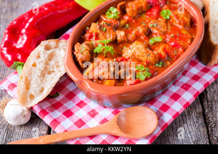 Traditionelles ungarisches Rindergulasch in der Eintopf von oben. Selektive konzentrieren sich auf die gulasch Eintopf Stockfoto