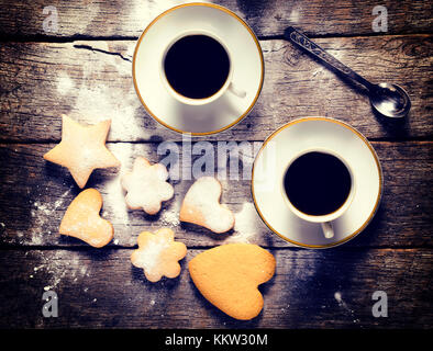 Zwei Tassen schwarzen Kaffee und hausgemachte Kekse mit unterschiedlichen Formen Stockfoto