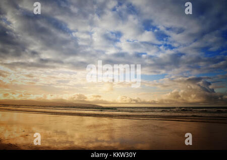 Sonnenuntergang am Strand von Gwihian, in der Nähe von St. Ives, Cornwall, Großbritannien - John Gollop Stockfoto