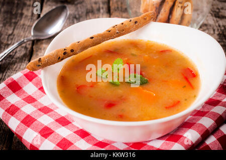 Vegetarina Suppe in die Schüssel mit Salzstangen. selektive Fokus auf der Suppe Stockfoto