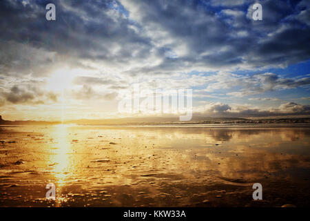 Sonnenuntergang am Strand von Gwihian, in der Nähe von St. Ives, Cornwall, Großbritannien - John Gollop Stockfoto