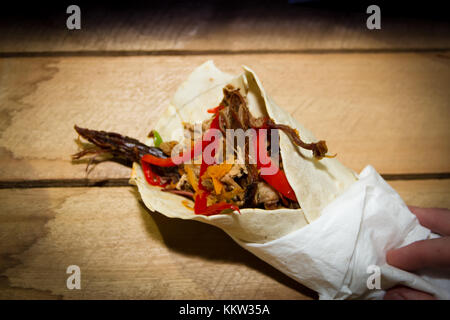 Hände tacos Vorbereitung und felafel an Street Fair Stockfoto