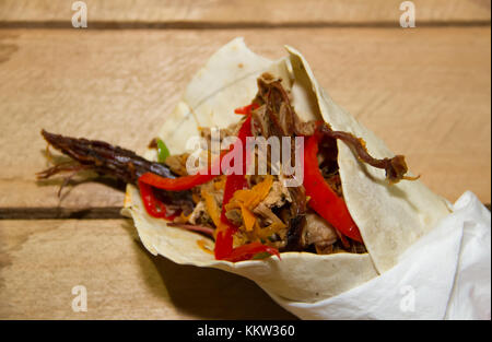 Hände tacos Vorbereitung und felafel an Street Fair Stockfoto