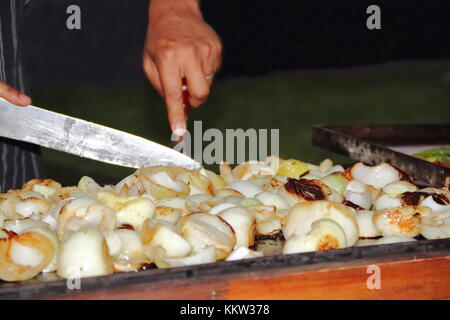 Hände tacos Vorbereitung und felafel an Street Fair Stockfoto