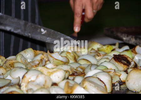 Hände tacos Vorbereitung und felafel an Street Fair Stockfoto