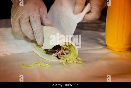 Hände tacos Vorbereitung und felafel an Street Fair Stockfoto