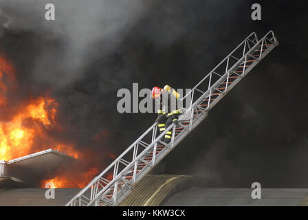 Mailand (Italien), die Feuerwehr Intervention auf ein Feuer Stockfoto