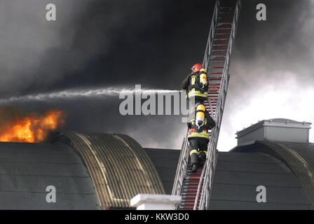 Mailand (Italien), die Feuerwehr Intervention auf ein Feuer Stockfoto