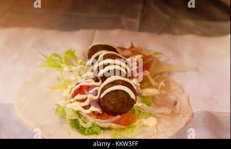 Hände tacos Vorbereitung und felafel an Street Fair Stockfoto