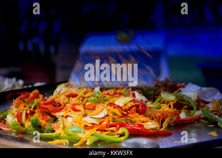 Hände tacos Vorbereitung und felafel an Street Fair Stockfoto