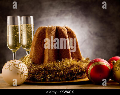 Foto von köstlichen italienischen Weihnachtskuchen Panettone mit Sektglas Stockfoto